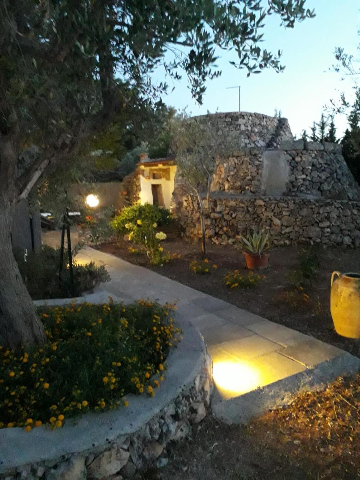 Trullo Salento Bed & Breakfast กาลาโตเน ภายนอก รูปภาพ